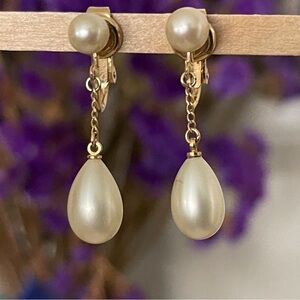 Vintage Trifari Gold tone and Cream Drop chain Pearl Earrings.